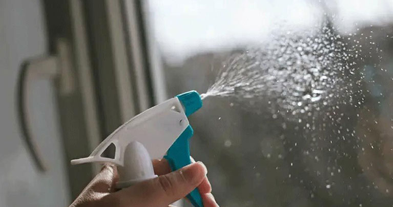 জানালা ও আসবাব থেকে সহজেই দাগ তুলবেন যেভাবে