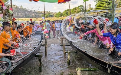 জলকেলিতে মেতেছেন মারমা তরুণ-তরুণীরা