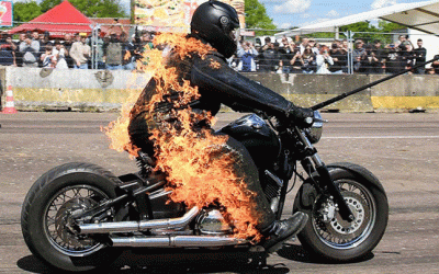 রেকর্ডের নেশা, গায়ে আগুন ধরিয়ে বাইক চালালেন তিনি