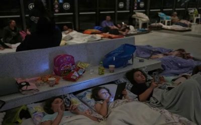 ইরানের হামলার ভয়ে কাঁথা-বালিশ নিয়ে আশ্রয়কেন্দ্রে লুকিয়েছেন ইসরাইলিরা, দেখুন ছবিতে