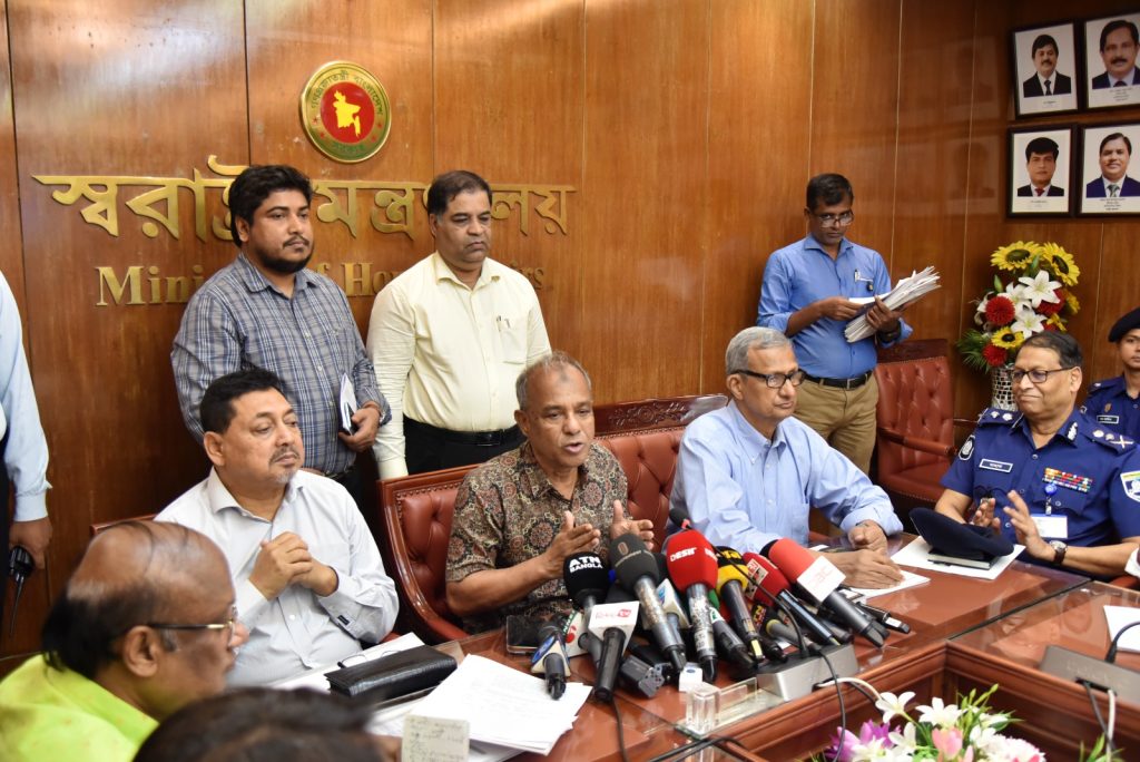 সভা চলাকালে স্বরাষ্ট্র উপদেষ্টাকে প্রধান উপদেষ্টার ফোন, ফোনে না পেয়ে ডাকসু ভোট নিয়ে পাঠালেন বার্তা