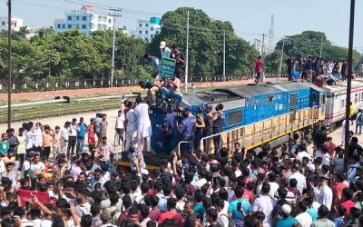 ভৈরবকে জেলা ঘোষণার দাবিতে রেলপথ অবরোধ, ট্রেনে পাথর নিক্ষেপ আন্দোলনকারীদের