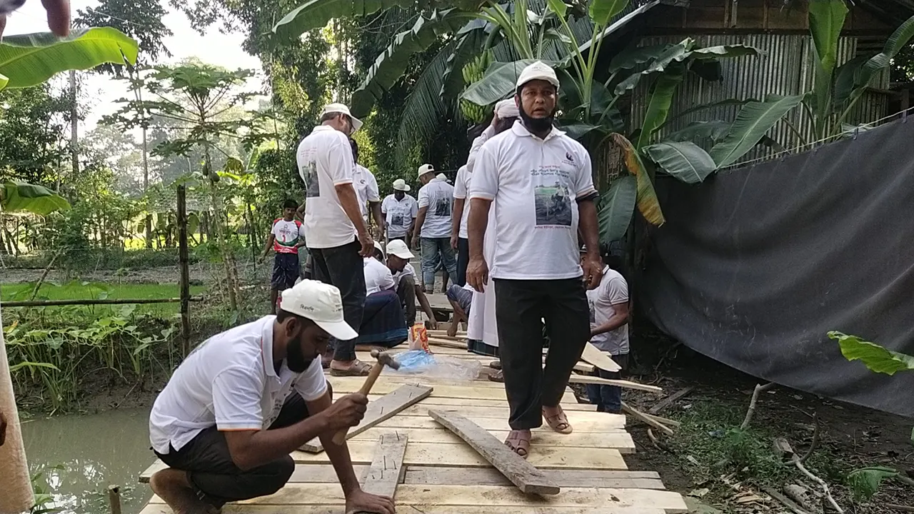 স্থানীয় তরুণ ও যুবকদের স্বেচ্ছাশ্রমে ৩০ সেতু সংস্কার, প্রশংসায় ভাসছে ‘অদম্য যুবসমাজ’