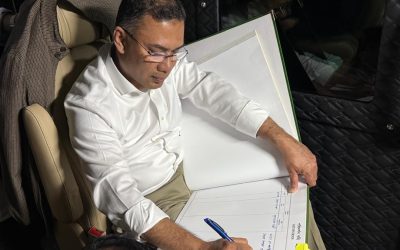 জাতীয় স্মৃতিসৌধের পরিদর্শন বইতে স্বাক্ষর করেন তারেক রহমান