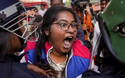 বাংলাদেশ উপ-হাইকমিশনের কলকাতার দিকে আসা বিক্ষোভকারীদের ব্যাপক লাঠিচার্জ