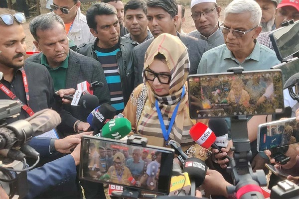 ভোট দিয়ে সাংবাদিকদের যা বললেন মির্জা আব্বাসের স্ত্রী আফরোজা আব্বাস