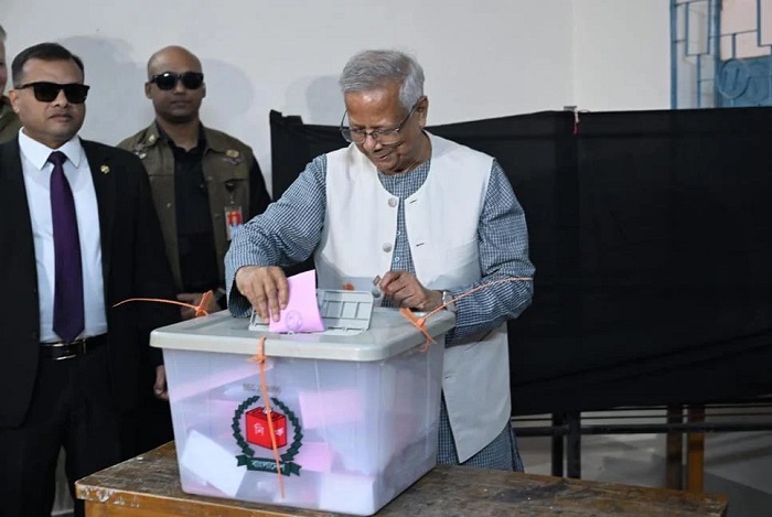 ভোট দিলেন অন্তর্বর্তীকালীন সরকারের প্রধান উপদেষ্টা