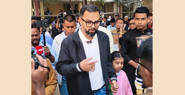 ঢাকা-১৬ আসনে ভোট দিলেন বিএনপি প্রার্থী আমিনুল হক