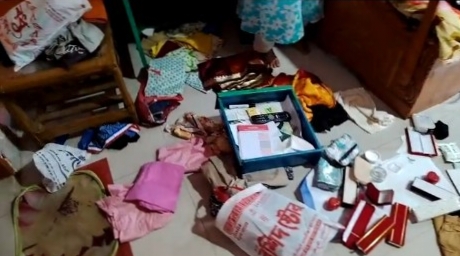 নোয়াখালীর সোনাইমুড়ীতে জানালার গ্রিল কেটে প্রায় ২৫ ভরি স্বর্ণালংকার ও নগদ টাকা চুরি